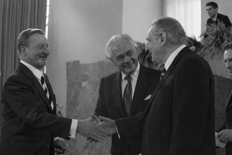Otto von Klett, Aurelio Peccei y Eduard Pestel en la entrega del Premio de la Paz del Comercio Librero Alemán al Club de Roma, Frankfurt 1973