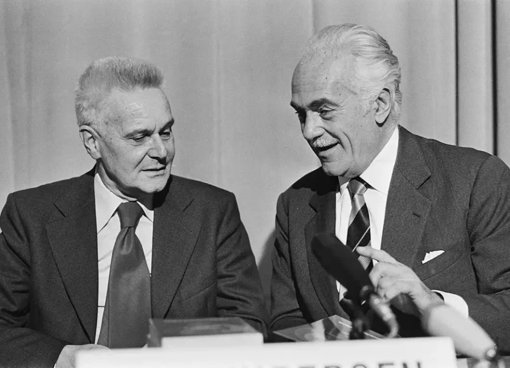 J. Tinbergen y A. Peccei durante el meeting RIO en Rotterdam del Club de Roma.