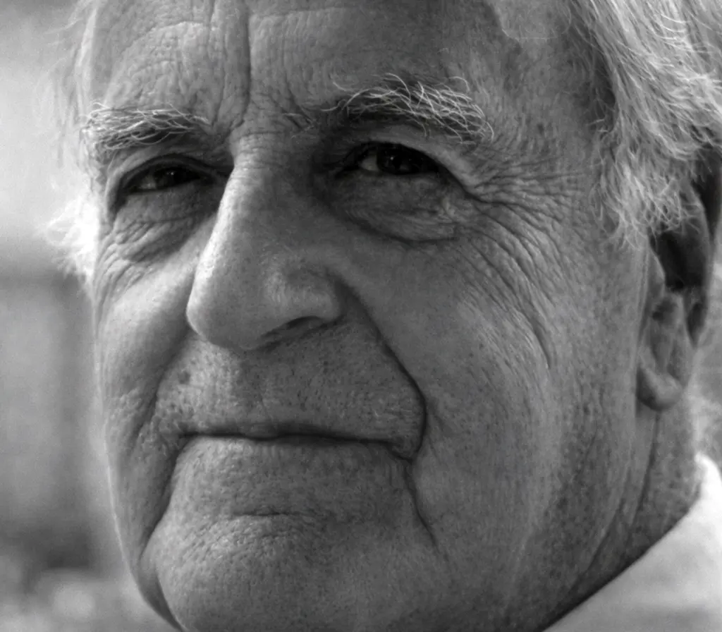 Retrato en blanco y negro de Aleksander King, coofundador del Club de Roma