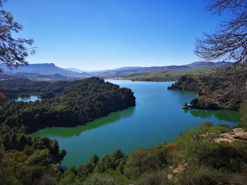 Vista del embalse del Chorro en marzo de 2026 desde un mirador próximo al sendero GR-340