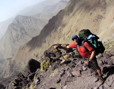Fredo señalando la dirección a seguir durante una ruta de montaña en el Alto Atlas, Marruecos