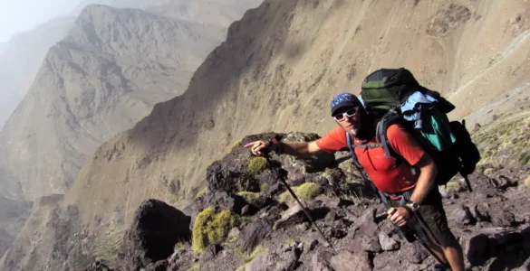 Fredo señalando la dirección a seguir durante una ruta de montaña en el Alto Atlas, Marruecos
