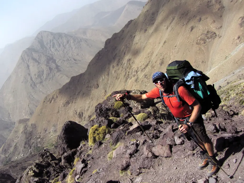 Fredo señalando la dirección a seguir durante una ruta de montaña en el Alto Atlas, Marruecos